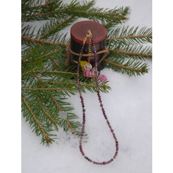 Naszyjnik z rubinami i szafirami.